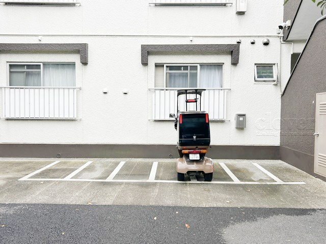 【駐車場】 | 東久高島平ハイツ | バイク置き場。空き区画の有無や駐輪料金、サイズおよび排気量規定などについては、改めてお問い合わせください。～即日のご見学可能～　お問合せはお気軽にどうぞ。
