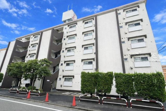 【外観】 | 東久高島平ハイツ | 手入れの行き届いた外壁やエントランスなど、「見ればわかる」レベルで清潔感を保ったマンションです。築年数を感じさせない姿で皆様をお出迎えします。～即日のご見学可能～　お問合せはお気軽にどうぞ。
