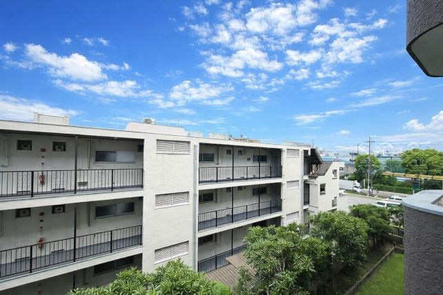 【展望】 | 東久高島平ハイツ | 眼前に広がる空の雄大さと、このお部屋の自慢の一つである「眺望」をご覧ください。毎日、この景色を独り占めできる新生活に夢が広がります。～即日のご見学可能～　お問合せはお気軽にどうぞ。
