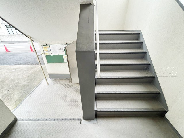 【エントランス】 | 東久高島平ハイツ | お客様を、そして住人を出迎えてくれるマンションのエントランス。ゴミが落ちていないことからも、管理状態の良さや住民の節度の高さが見て取れます。～即日のご見学可能～　お問合せはお気軽にどうぞ。
