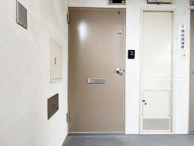 【その他共用部分】 | 東久高島平ハイツ | 皆様をお迎えする、お部屋の玄関ドア。開けやすさや開放角度、ドアノブの操作しやすさや鍵の形状などを、現地で一度ご確認ください。～即日のご見学可能～　お問合せはお気軽にどうぞ。
