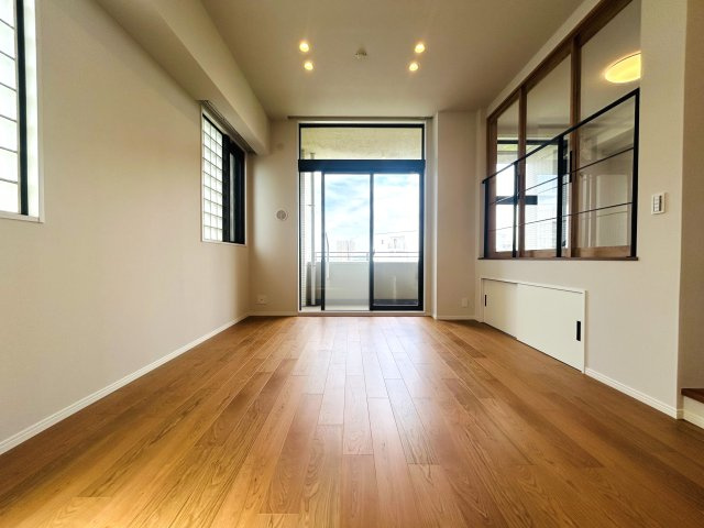 マンションでは珍しいロフト・リビング！！そう、普通は嫌だっ！というアナタにはモッテコイな逸品！！思いのほか広く感じる間取りもGOODです！！な、『アトラス・シアンズ東戸塚』リフォームの居間・リビング|リビングです