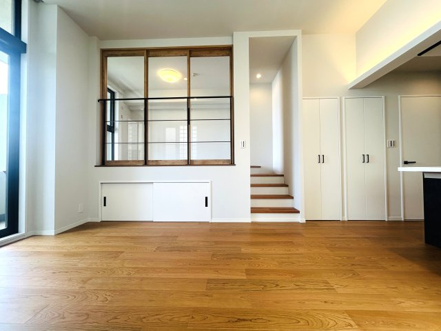 マンションでは珍しいロフト・リビング！！そう、普通は嫌だっ！というアナタにはモッテコイな逸品！！思いのほか広く感じる間取りもGOODです！！な、『アトラス・シアンズ東戸塚』リフォームの居間・リビング|こちらのリビングで趣味の時間をお楽しみください
