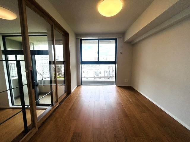 マンションでは珍しいロフト・リビング！！そう、普通は嫌だっ！というアナタにはモッテコイな逸品！！思いのほか広く感じる間取りもGOODです！！な、『アトラス・シアンズ東戸塚』リフォームの洋室|洋室です