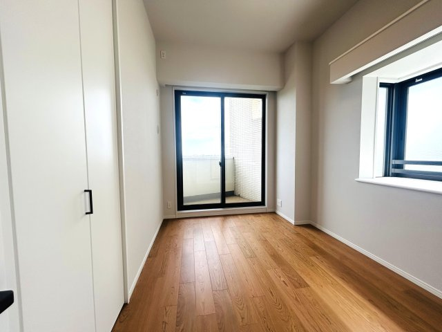 マンションでは珍しいロフト・リビング！！そう、普通は嫌だっ！というアナタにはモッテコイな逸品！！思いのほか広く感じる間取りもGOODです！！な、『アトラス・シアンズ東戸塚』リフォームの洋室|ゆったりした洋室です