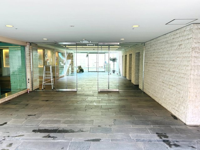 マンションでは珍しいロフト・リビング！！そう、普通は嫌だっ！というアナタにはモッテコイな逸品！！思いのほか広く感じる間取りもGOODです！！な、『アトラス・シアンズ東戸塚』リフォームのエントランス|建物の内部です