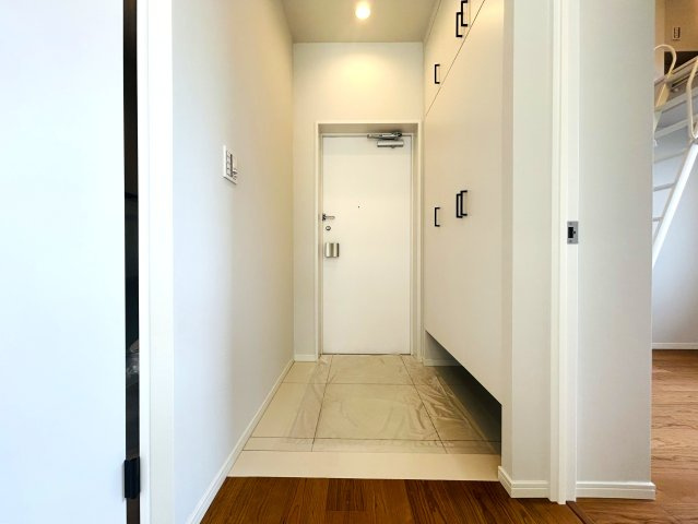 マンションでは珍しいロフト・リビング！！そう、普通は嫌だっ！というアナタにはモッテコイな逸品！！思いのほか広く感じる間取りもGOODです！！な、『アトラス・シアンズ東戸塚』リフォームの玄関|落ち着いた玄関です