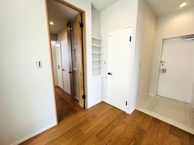 マンションでは珍しいロフト・リビング！！そう、普通は嫌だっ！というアナタにはモッテコイな逸品！！思いのほか広く感じる間取りもGOODです！！な、『アトラス・シアンズ東戸塚』リフォームの玄関|玄関です