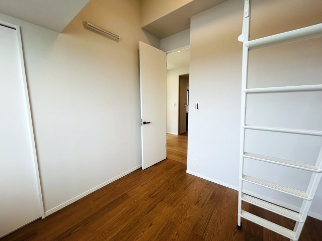 マンションでは珍しいロフト・リビング！！そう、普通は嫌だっ！というアナタにはモッテコイな逸品！！思いのほか広く感じる間取りもGOODです！！な、『アトラス・シアンズ東戸塚』リフォームの洋室|個人の部屋や寝室として使える洋室です
