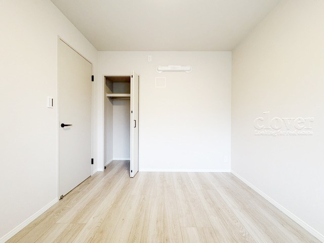 【洋室】 | 日商岩井大岡山第二マンションB棟 | 洋室1　収納スペースを備えた洋室。現地をご覧になった際には、部屋の大きさのほか、収納部分のサイズなどもご確認ください。～即日のご見学可能～　お問合せはお気軽にどうぞ。
