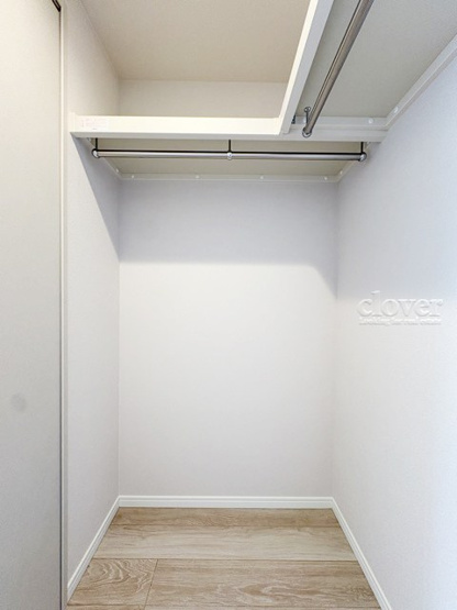【収納】 | 日商岩井大岡山第二マンションB棟 | ウォークインクローゼット内部の様子。空間が広く、たっぷりとした収納力が、一枚の写真からも伝わってきます。～即日のご見学可能～　お問合せはお気軽にどうぞ。
