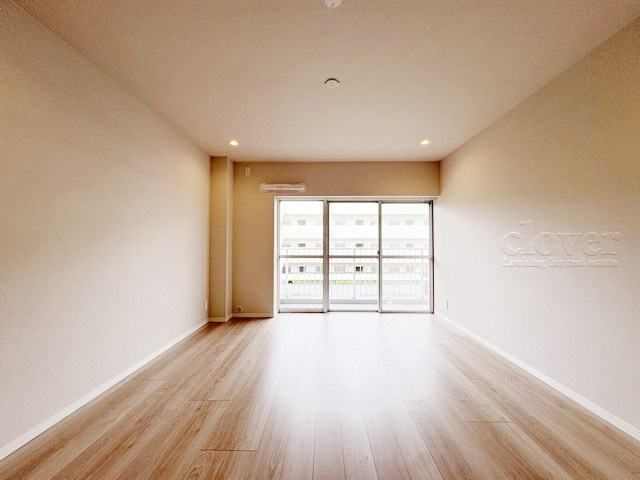 【居間・リビング】 | 日商岩井大岡山第二マンションB棟 | くつろぎの空間であるLDKの様子。安心してくつろげるよう派手さは控えて、さりとて地味すぎもせず、あなたの生活を彩ってくれます。～即日のご見学可能～　お問合せはお気軽にどうぞ。
