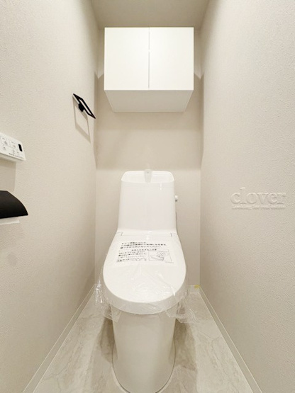 【トイレ】 | 日商岩井大岡山第二マンションB棟 | 上部に収納を備えたトイレです。自宅の中でも最もプライベートな空間だからこそ、ほしい「落ち着き」がここにあります。～即日のご見学可能～　お問合せはお気軽にどうぞ。
