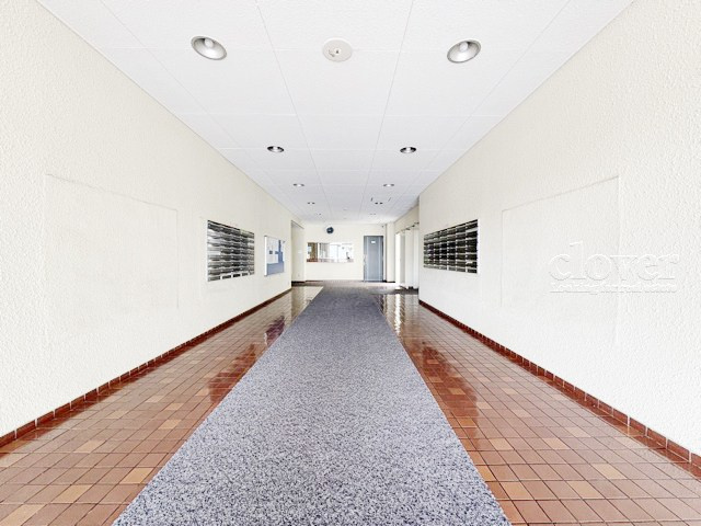 【ロビー】 | 日商岩井大岡山第二マンションB棟 | 広々としたエントランスホール。入口の門をくぐった先にある、開放感と清潔感をあわせもつ空間です。お客様をお出迎えする際の、ロビーの役割も果たします。～即日のご見学可能～　お問合せはお気軽にどうぞ。
