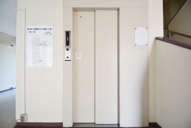 【設備】 | 日商岩井大岡山第二マンションB棟 | 無いと困ってしまう設備の筆頭がエレベーター。定期的なメンテナンスが必要な大型機械です。よく整備されていることをご確認ください。～即日のご見学可能～　お問合せはお気軽にどうぞ。
