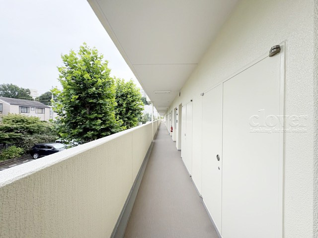 【その他共用部分】 | 日商岩井大岡山第二マンションB棟 | 共用廊下です。ここもきれいに清掃されています。周囲のお部屋の様子も、ぜひ伺ってみてください。～即日のご見学可能～　お問合せはお気軽にどうぞ。
