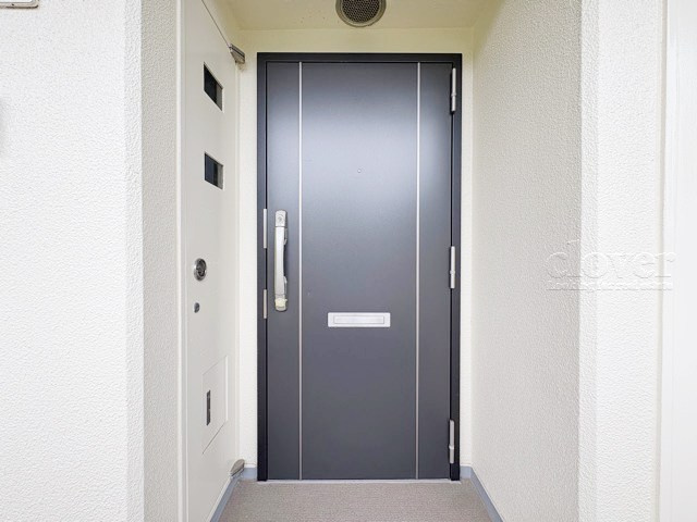 【その他共用部分】 | 日商岩井大岡山第二マンションB棟 | 皆様をお迎えする、お部屋の玄関ドア。開けやすさや開放角度、ドアノブの操作しやすさや鍵の形状などを、現地で一度ご確認ください。～即日のご見学可能～　お問合せはお気軽にどうぞ。
