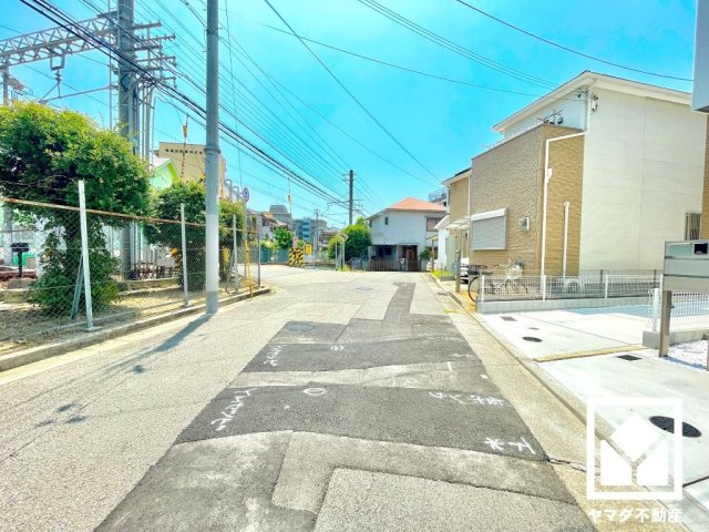 西宮市上田東町　1号棟の前面道路含む現地写真|前面道路幅員約6.3mとゆったりとした広さがあるのでファミリーカー等の車の出入りもしやすい立地です。