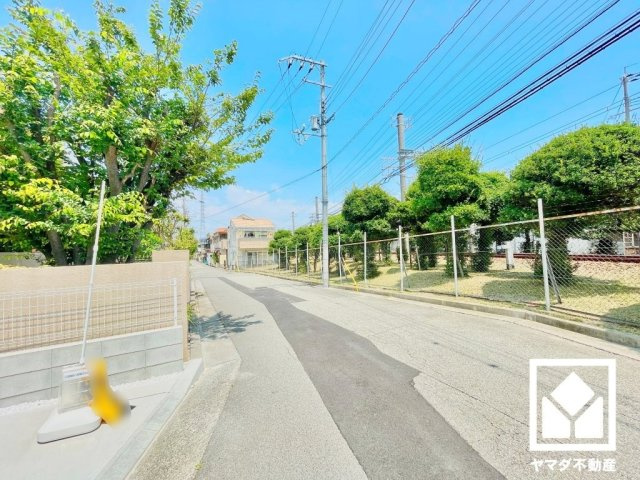西宮市上田東町　1号棟の前面道路含む現地写真|3段階中最も高いレベルの耐震等級3を取得。災害復興拠点に求められる水準の耐震性を備えた住宅で、住まいの安心を支えます。