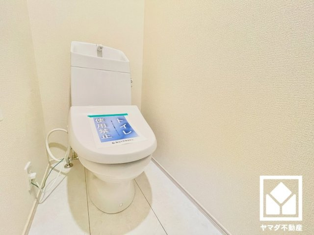 西宮市上田東町　1号棟のトイレ|明るく清潔感溢れるトイレです。1階・2階の2か所に設置されているので、朝の忙しい時間帯も混雑を避けやすい間取りです。