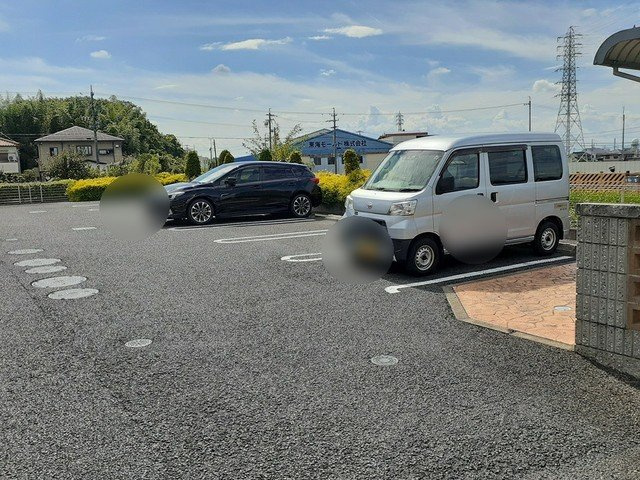 メゾン　ララリの駐車場|車をお持ちの方に嬉しい駐車場付きの物件です