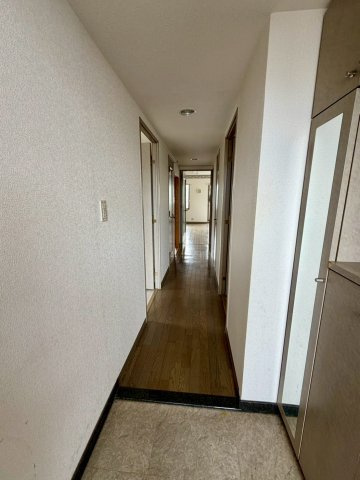 東急ドエル・アルス鶴見緑地公園の玄関|玄関から各お部屋へと続く廊下です。