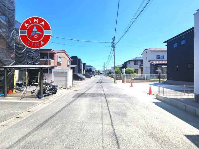 福岡市東区三苫2丁目第2-3棟（1号棟）の前面道路含む現地写真|前面道路は閑静な住宅地をはしる車通りの少ない道路。お車の出し入れが苦手なママや小さなお子様にも安心ですね。しっかり舗装もされているので、ベビーカーや自転車で通っても快適に通行できます。