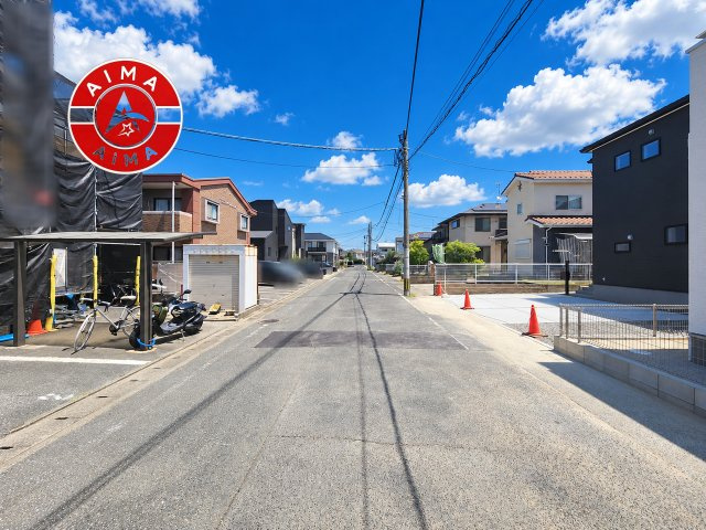 福岡市東区三苫2丁目第2-3棟（1号棟）の前面道路含む現地写真|前面道路は閑静な住宅地をはしる車通りの少ない道路。お車の出し入れが苦手なママや小さなお子様にも安心ですね。しっかり舗装もされているので、ベビーカーや自転車で通っても快適に通行できます。