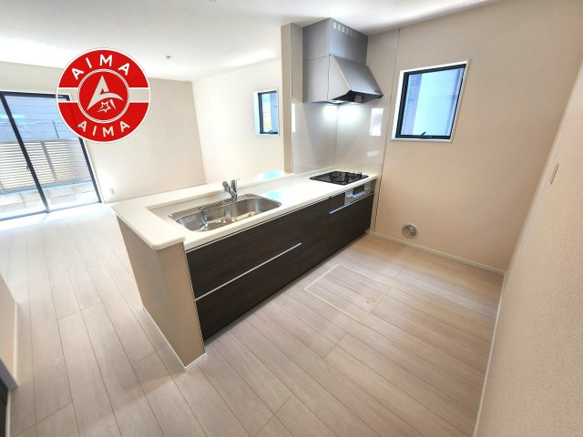 福岡市東区三苫2丁目第2-3棟（1号棟）のキッチン|ダイニングテーブルへの配膳がラクラク、お料理はかどるカウンター付きシステムキッチン！