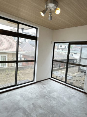 【居間・リビング】 | ◆◇旭区笹野台　中古戸建◇◆ | ◆家族で食卓を囲むダイニングスペースと、ソファでゆったりくつろぐリビングスペースがしっかり区切られているので家具の配置や用途を使いわけしやすいです。
