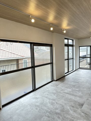 【居間・リビング】 | ◆◇旭区笹野台　中古戸建◇◆ | ◆ご家族の会話がはずむ、開放的なＬＤＫです。休日はお陽さまの光をたっぷりととりこめるぽかぽかリビングで過ごしませんか？
