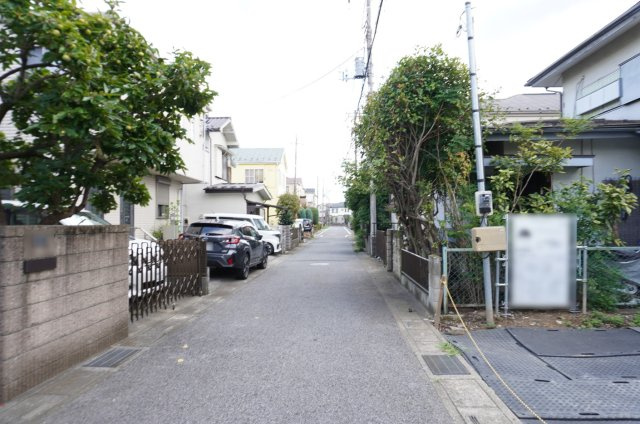 草加市長栄2丁目 新築分譲住宅 の前面道路含む現地写真