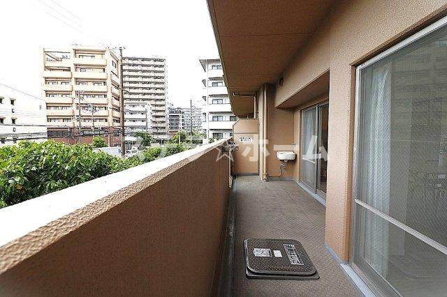メロディーハイム鶴見パークオアシのバルコニー|外からの目が気にならないバルコニーで洗濯物が干せます