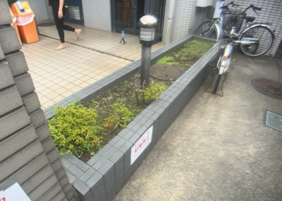 【庭】 | ワコーレ相武台前 | 物件によっては、入居者が個人的に使用できる専用庭がついているものもあります。また、住宅の中にある土間の部分を庭と呼ぶこともあります。庭の用途は住む人によって変わり、それによってデザインもさまざまです。