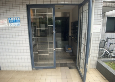【エントランス】 | ワコーレ相武台前 | マンションのエントランスには、もともと風よけや防犯の役割がありますが、マンションによって宅配ボックスなどの設備が備わっている所もあります。日々の生活をイメージしながら生活しやすさをチェックしましょう。