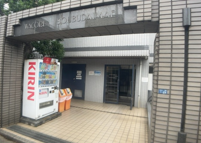 【ロビー】 | ワコーレ相武台前 | ラウンジは、マンションの共用スペースに椅子やテーブルなどを配置した利用者が寛げる空間です。屋内型ラウンジと屋外型ラウンジがあります。共用部分の管理状況と合わせて、詳細については現地でご確認ください。