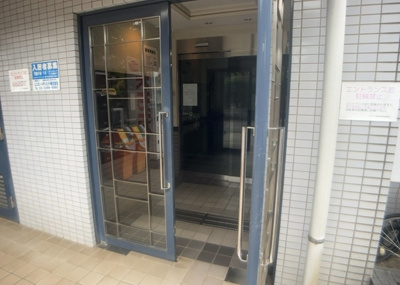 【玄関】 | ワコーレ相武台前 | 玄関は家の顔でもあり、家族以外の目にも止まる場所です。玄関は外との間を仕切る扉、靴などをしまっておく収納スペース、靴脱ぎのたたきスペース、来客とのやり取りをするドアホンなど複数のアイテムからなります。