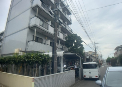 【外観】 | ワコーレ相武台前 | 外観はマンション管理がされているかの目安になります。築年数が古いと、壁面は劣化してひび割れが生じることも！建物が古びていても細かいところが修繕されていると、きちんと管理されているなぁと感じるでしょう。