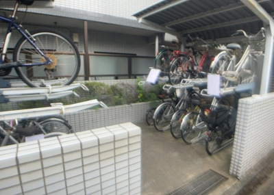 【駐車場】 | ワコーレ相武台前 | 車一台あたりに必要なスペースは、標準サイズの普通自動車で横幅2m50cm、長さ5mは必要になります。ただし、乗降のことも考慮して横幅3m30cm、長さ5m50cmほどは確保できるところを選びましょう。