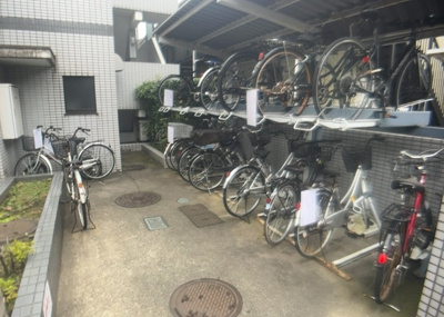 【駐車場】 | ワコーレ相武台前 | 駐車場と明記されていても、最小スペースでつくられた駐車場だと大型車は駐車できなかったり、出入りしにくくなったりする可能性があります。お車のサイズと購入したい物件の駐車場のサイズを現地で確認しましょう。