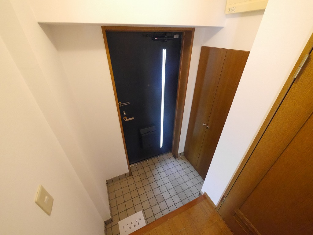 藤原マンションの玄関