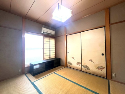 【和室】 | 茨木市十日市町中古テラスハウス | ■2階和室は南向きバルコニーに面しているため陽当たり良好です！