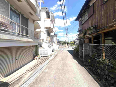 【前面道路含む現地写真】 | 茨木市十日市町中古テラスハウス | ■舗装された平坦な道が続いています。