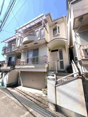 【外観】 | 茨木市十日市町中古テラスハウス | ■周辺にお買い物施設が充実■平成22年3月屋根改修済み■南向きバルコニーにて陽当たり良好■シャッター付車庫にて大切なお車を雨や汚れから防げます！■屋根付きバルコニー■全居室6帖以上ゆとりの5DK
