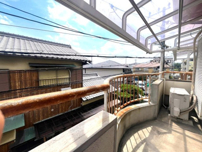 【バルコニー】 | 茨木市十日市町中古テラスハウス | ■南向きバルコニーにて陽当たり良好■屋根付きバルコニーのため雨の日でも安心♪　
