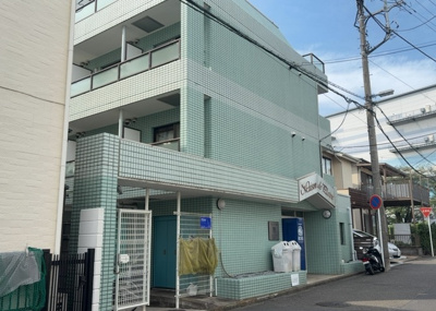 【中庭】 | メゾン・ド・プレーヌ | 中庭（パティオ）とは、一つの建築物の内部に設けられた、壁などで囲われている庭のことを指します。コの字型、ロの字型が主流ですが、L字型の中庭もあります。最近では、インテリア性の高さからも人気があります。