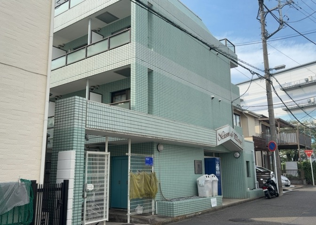 【中庭】 | メゾン・ド・プレーヌ | 中庭（パティオ）とは、一つの建築物の内部に設けられた、壁などで囲われている庭のことを指します。コの字型、ロの字型が主流ですが、L字型の中庭もあります。最近では、インテリア性の高さからも人気があります。