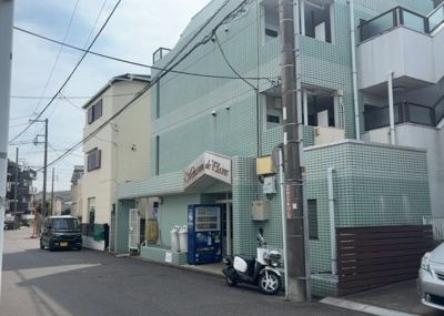 【外観】 | メゾン・ド・プレーヌ | 隣家の土地はどうなっているのか、生活利便施設が近くにあるのか、学校まで近いかなど、お客様のライフスタイルにあわせたイメージが重要です。また、近くにあると困る施設が近くにないかも確認するといいでしょう。