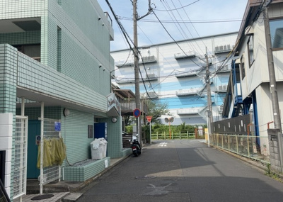 【外観】 | メゾン・ド・プレーヌ | 外観はマンション管理がされているかの目安になります。築年数が古いと、壁面は劣化してひび割れが生じることも！建物が古びていても細かいところが修繕されていると、きちんと管理されているなぁと感じるでしょう。