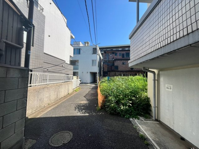 目黒区上目黒　建築条件なし売地の前面道路含む現地写真